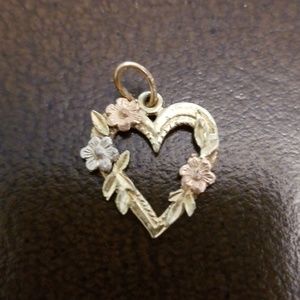 14K heart charm.